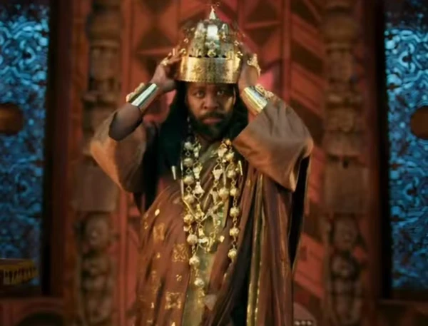 Ele também é a mente criativa por trás dos adornos majestosos da nova novela das 6 da TV Globo, 'A Nobreza do Amor'. Sabe aquele visual imponente do rei Jendal, vivido por Lázaro Ramos?  por Divulgação