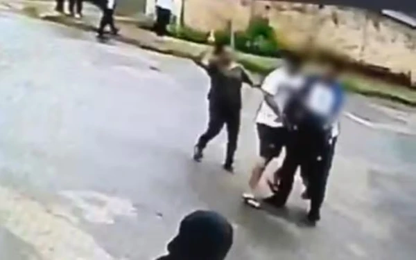 Mãe e filho condenados por matar estudante foram à porta da escola com martelo e faca após briga na internet por Reprodução