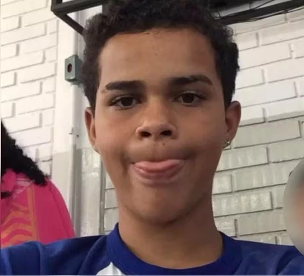 Mãe e filho condenados por matar estudante foram à porta da escola com martelo e faca após briga na internet por Reprodução