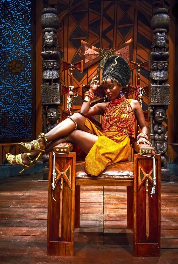 E a delicadeza da personagem Kenia (Nikolly Fernandes)? Pois é, as joias e até os tronos de madeira maciça que aparecem na trama têm a assinatura dele. por Divulgação