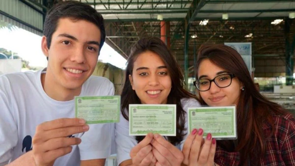 Programas como os NUCAs transformam o alistamento eleitoral em um ato de cidadania coletiva e pertencimento social.