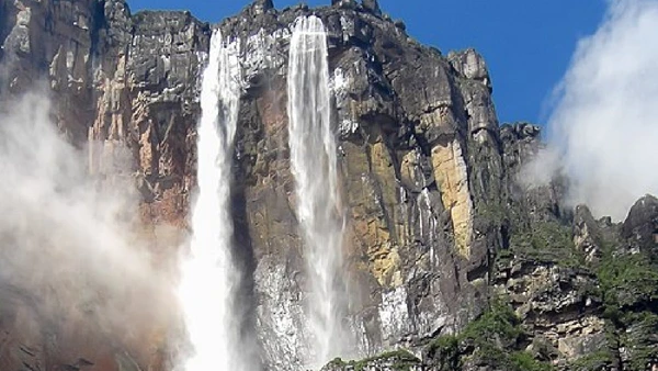 O Salto Ángel tem 979 metros de altura, e parte da água vira névoa antes de chegar ao solo por causa da dimensão da queda por Diego Delso / Wikimedia Commons