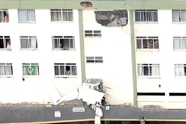 Pessoa aparece no buraco criado por avião por Reprodução/TV Globo