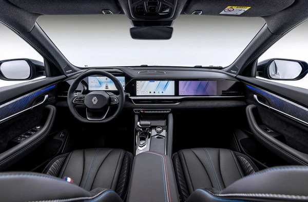 Sofisticada, a cabine é espaçosa, tem sete airbags e sistema de som premium por Divulgação