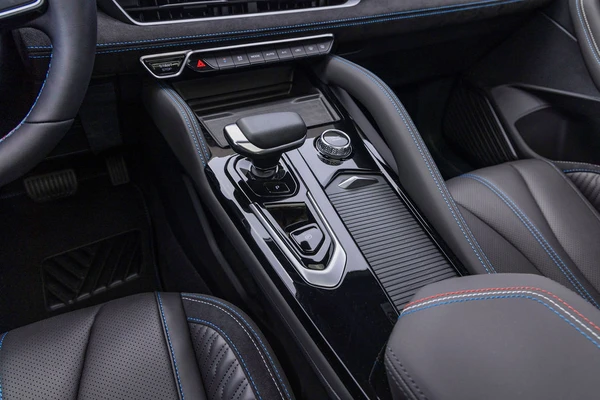 A Renault manteve comandos físicos e elevou o console por Divulgação 