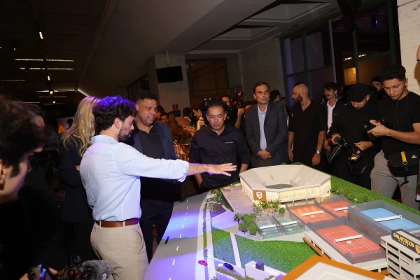 Ronaldo vê projeto por Divulgação