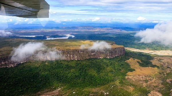 Tepuis são montanhas de topo plano muito comuns nessa região por Stig Nygaard / Wikimedia Commons
