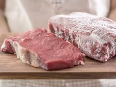 Imagem - Esqueceu a carne no freezer? Saiba como descongelar em minutos sem arriscar sua saúde