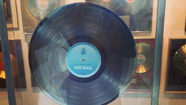 A peça mais documentada da história é o Disco de Urânio ligado a Raphael, não uma certificação mundial entregue automaticamente a qualquer artista por Peterson155 / Wikimedia Commons