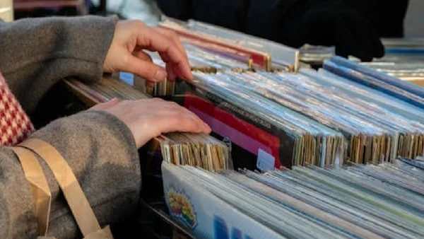 A venda física ajudava álbuns a concentrar números gigantescos antes do consumo musical se espalhar pelo streaming por Annaëlle Quionquion / Pexels