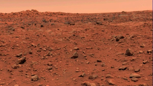 A Viking 1 enviou a primeira imagem colorida da superfície marciana em 1976, marco das missões que investigaram solo, atmosfera e possíveis sinais de vida por NASA/JPL / Wikimedia Commons