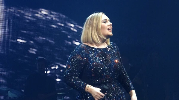 Apesar disso, a venda física ainda existe; o álbum ‘21’ (2011), da cantora Adele, bateu 31 milhões de cópias e é frequentemente citado como o mais vendido do século XXI