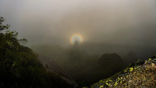 Do alto da Pedra Redonda, o visitante encontra um dos cenários mais associados ao ecoturismo de Monte Verde, com visual aberto para a região de serra por Gabrielrvallim / Wikimedia Commons