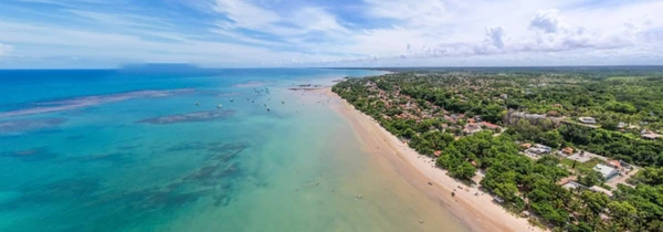 Entre a ponta do Corumbau (“longe de tudo”, na língua dos Pataxós) e a foz do rio Jucuruçu (Vila do Prado) que, em 1887, teve início a exploração de areias monazíticas no Brasil por casaraodasarteshospedaria