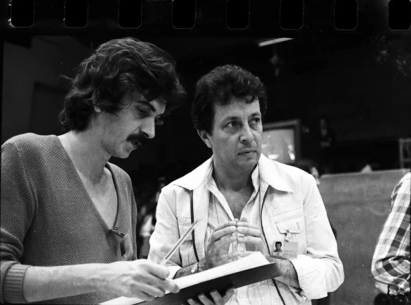 Guto Graça Mello e Daniel Filho nos bastidores de 'Mulher 80'; eles trabalharam juntos em muitas novelas e programas por Reprodução/Acervo Grupo Globo