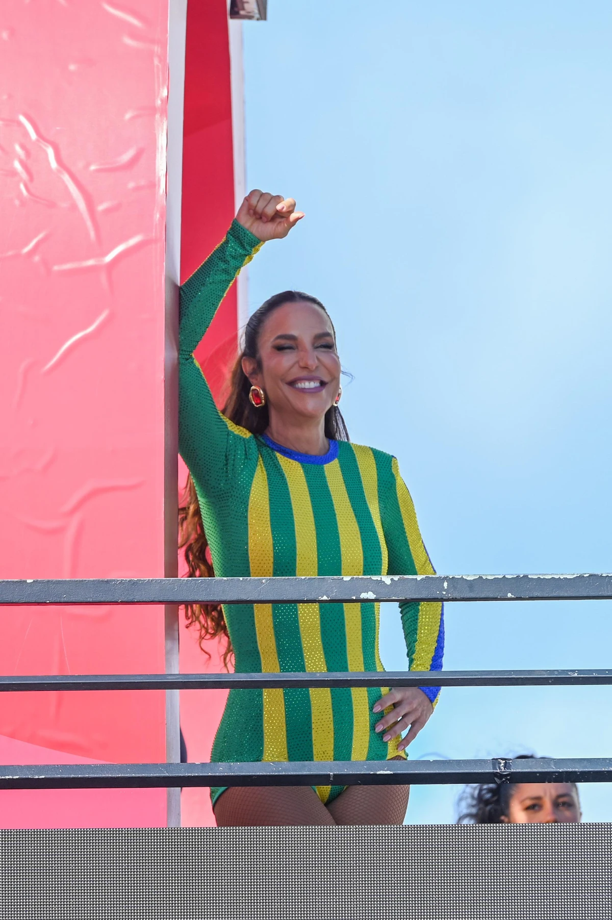 Ivete gravando comercial em cima do trio, no Farol