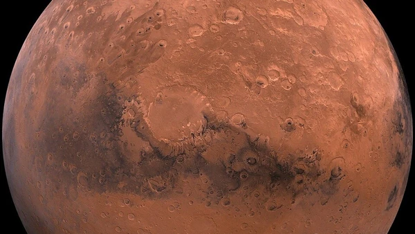 Marte tem atmosfera fina, frio extremo, radiação intensa e compostos químicos que tornam a superfície hostil para células terrestres por Tris1606 / Wikimedia Commons