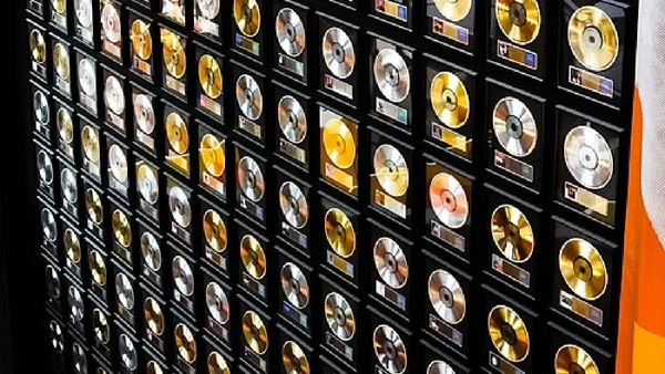Parede com diversos discos de premiação expostos no Country Music Hall of Fame and Museum em Nashville, Tennessee (EUA)