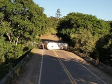 Imagem - BR-330 é totalmente interditada na Bahia após acidente com um morto e risco de explosão
