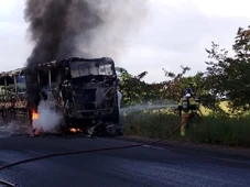 Imagem - Ônibus pega fogo em trecho da BR-110 na Região Metropolitana de Salvador