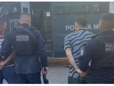 Imagem - Polícia encontra bunker com 16 fuzis e metralhadora antiaérea em comunidade