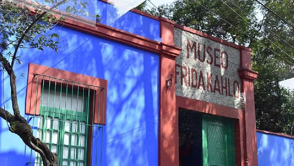 A Casa Azul, em Coyoacán, foi transformada em museu em 1958 e preserva a residência ligada à vida e à obra de Frida Kahlo, uma das artistas mexicanas mais conhecidas do mundo por Isabel Pinzon / Wikimedia Commons