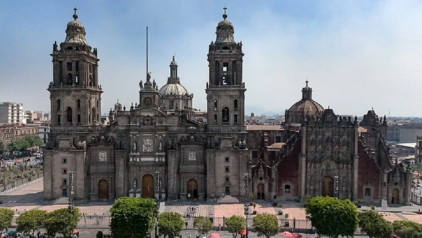 A Catedral Metropolitana fica ao lado do Zócalo e é apontada como a maior e mais antiga catedral das Américas, além de ocupar a área do antigo recinto sagrado asteca por ProtoplasmaKid / Wikimedia Commons