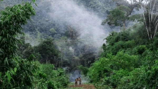  Destruição de aeronaves e estruturas de apoio é fundamental para neutralizar a logística que sustenta a invasão de territórios protegidos. Reprodução/Agência de Proteção Ambiental dos EUA por PRF
