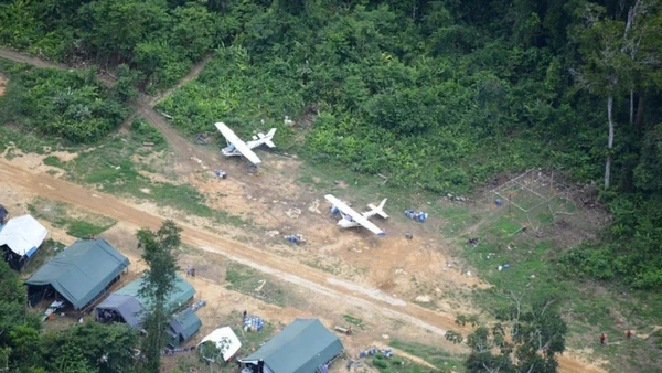  Aviões de pequeno porte são os principais vetores de abastecimento para garimpos encravados em regiões sem rotas terrestres ou fluviais. Christian Braga/Greenpeace por PRF