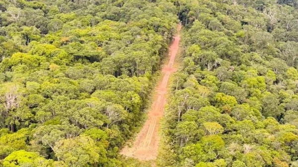 A fiscalização em territórios sensíveis enfrenta desafios logísticos para interromper a entrada de insumos e o avanço da mineração ilegal. Reprodução/Exército Brasileiro por PRF
