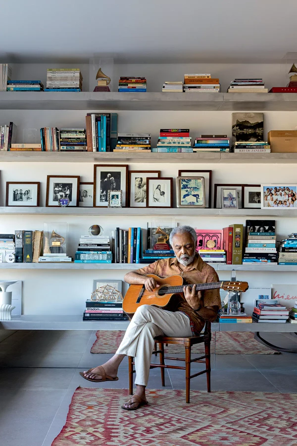 Apartamento de Gilberto Gil no Edifício Chopin combina vista para o mar, reforma premiada e localização entre as mais valorizadas do Rio por André Nazareth / Editora Globo