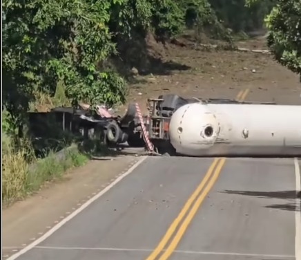 BR-330 é totalmente interditada na Bahia após acidente com um morto e risco de explosão por Reprodução TV  Santa Cruz e Ubatã Notícias