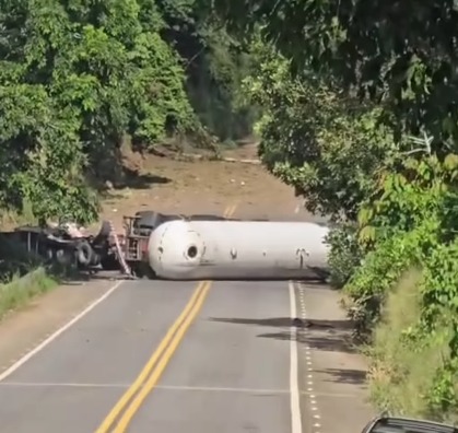 BR-330 é totalmente interditada na Bahia após acidente com um morto e risco de explosão por Reprodução TV  Santa Cruz e Ubatã Notícias