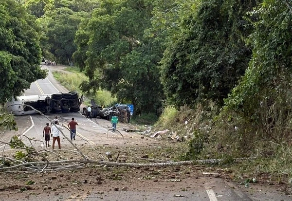 BR-330 é totalmente interditada na Bahia após acidente com um morto e risco de explosão por Reprodução TV  Santa Cruz e Ubatã Notícias