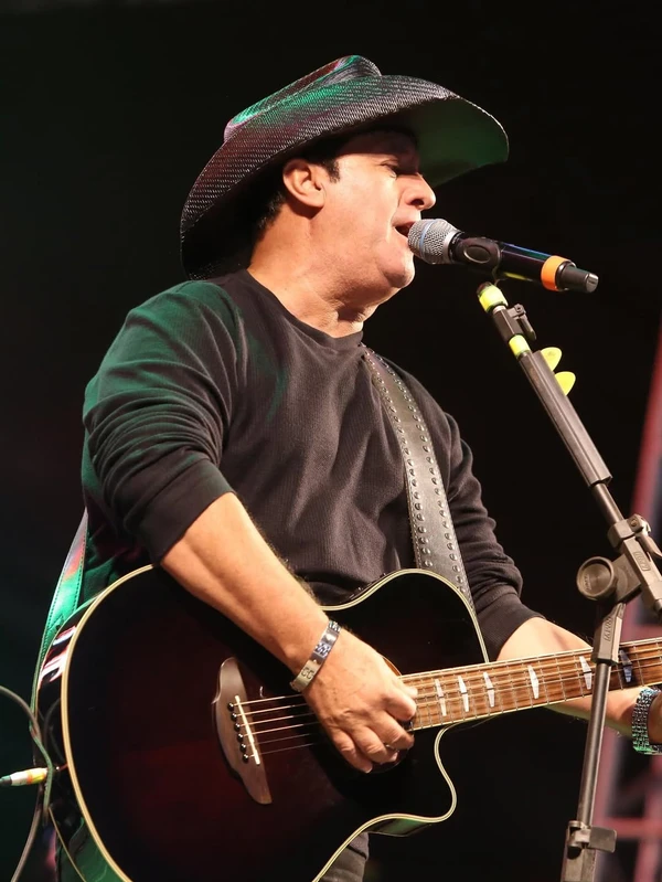 Cantor Renan, da dupla com Ray por Reprodução/Instagram