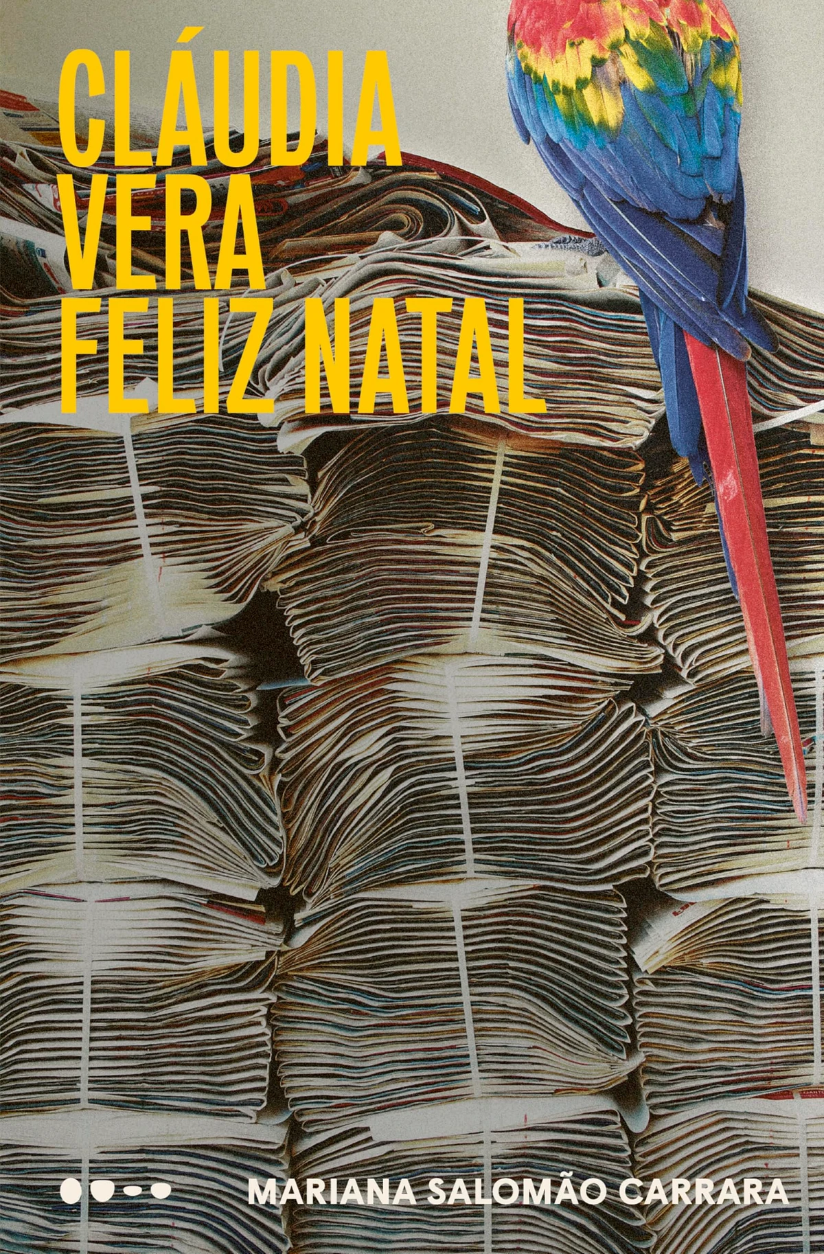 Cláudia Vera Feliz Natal, de Mariana Salomão Carrara (Todavia). Novo romance de uma das mais celebradas escritoras brasileiras de hoje.Um jovem magistrado, em resposta a uma representação por excesso de prazo, precisa prestar contas de sua lentidão em um caso sensível que o acompanha há meses. Aos seus superiores, dirige uma espécie de defesa-autobiografia em que revisita os anos de carreira nas pequenas comarcas de Cláudia, Vera e Feliz Natal, no interior do Mato Grosso. Entre audiências, despachos e tentativas de conciliação, acumulam-se histórias extravagantes que expõem a afetação ― e o ridículo ― de todo um sistema que se quer solene, revelando as fissuras do universo de servidores que orbitam os fóruns, figuras tragicômicas como o próprio juiz, unidas pela contingência do cargo ― e quase nada mais. E enquanto sela o destino dos outros, o jovem juiz vê o seu lhe escapar.Transferido de cidade em cidade, cercado de relações provisórias e com dificuldade de construir laços duradouros ― amigos, companheira, uma família possível ―, enfrenta a experiência de ter autoridade sobre tudo, exceto a própria solidão.  Lançado dia 5.  por Reprodução