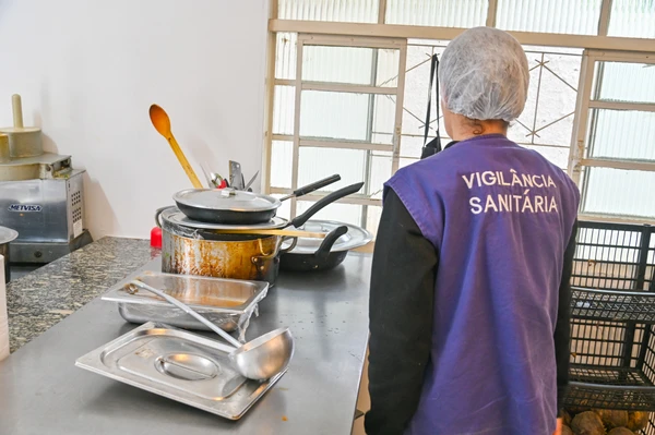 Cozinha industrial que atende universidade foi interditada por Divulgação