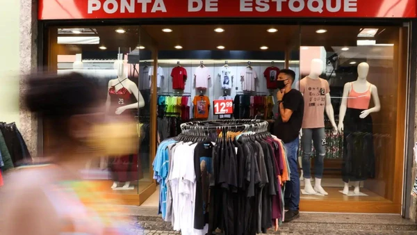 Pesquisa de preços é essencial em 2026, especialmente para itens de vestuário e cuidados pessoais que mantiveram reajustes moderados. Tânia Rêgo/Agência Brasil por AGENCIA BRASIL