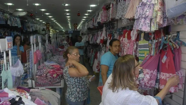 Consumidores buscam alternativas no comércio para equilibrar as contas diante da valorização de itens de luxo. Tânia Rego/Agência Brasil por AGENCIA BRASIL