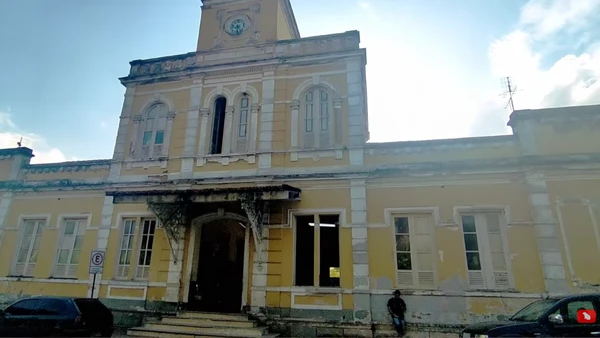 Embora os prédios, hoje históricos, da região, tenham superado sua própria era, se mantendo em pé até os dias de hoje, fragmentos dessa narrativa acabaram ficando para trás por (Reprodução Youtube/Canal De Fora em Juíz de Fora