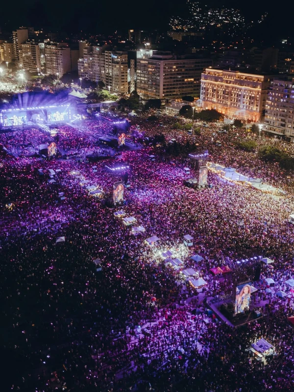 how histórico de Shakira reuniu cerca de 2 milhões de pessoas em Copacabana, no Rio de Janeiro por Reprodução