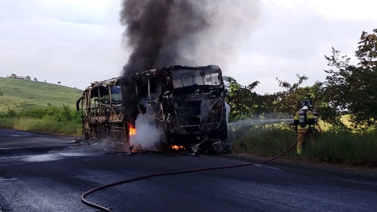 Incêndio de ônibus na BR-110