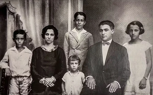 João Moreira Salles com a esposa Lucrécia e os filhos por Acervo Instituto Moreira Salles (IMS)