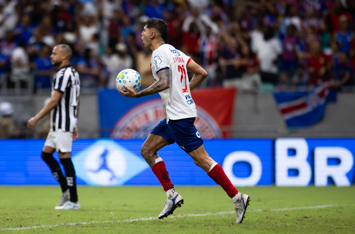 Mingo busca a bola para reiniciar a partida após gol de Juba em Bahia 2x2 Santos
