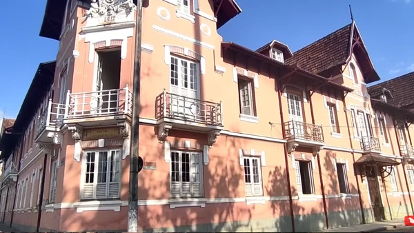 Naquela época, os barões costumavam investir o dinheiro que possuíam nos casarões, obras públicas e igrejas por (Reprodução Youtube/Canal De Fora em Juíz de Fora