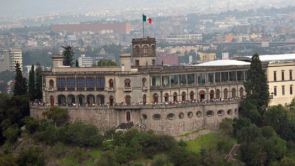 No alto do Bosque de Chapultepec, o castelo foi residência imperial no século 19 e hoje abriga o Museu Nacional de História, com vista privilegiada da capital mexicana por Arturo Chavez / Wikimedia Commons
