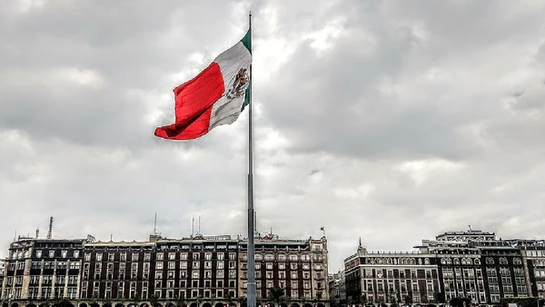 O Zócalo, nome popular da Plaza de la Constitución, é a praça principal do centro histórico e um dos espaços públicos mais emblemáticos de toda a Cidade do México por DenyDenisse / Wikimedia Commons