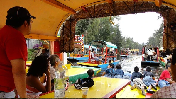 Os passeios de trajinera em Xochimilco preservam a tradição dos canais do sul da cidade e estão entre as experiências turísticas mais coloridas e populares da capital por Juan Carlos Fonseca Mata / Wikimedia Commons