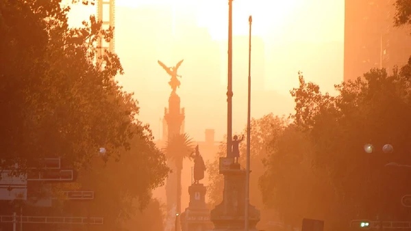 Um dos exemplos mais conhecidos fica no monumento Anjo da Independência, inaugurado em 1910. Como o terreno ao redor baixou ao longo das décadas, 14 degraus foram adicionados à base para manter o acesso ao local
