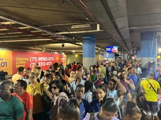 Imagem - Pontos de ônibus ficam lotados em dia de chuva e atraso dos rodoviários em Salvador